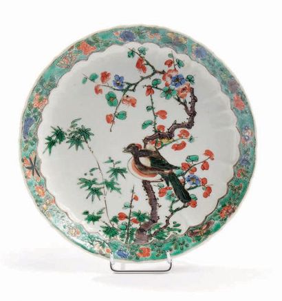 CHINE - EPOQUE KANGXI (1662 - 1722) Coupe polylobée en porcelaine décorée en émaux...