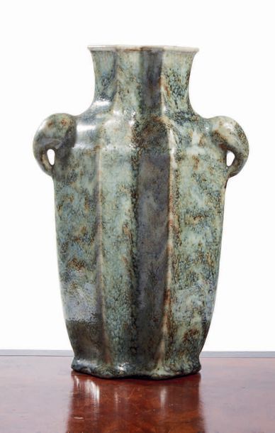 CHINE - XIXe siècle Vase en forme de double losange en grès émaillé gris flammé,...