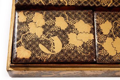 CHINE, Canton - XIXe siècle Boite à jeu en laque noir et or à décor de loirs parmi...