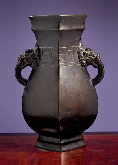 CHINE - Epoque MING (1368 - 1644) Vase balustre et de forme losange en bronze à patine...