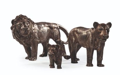 null Sculpture d'animaux au naturel
Lion, lionne et lionceau en argent fondu ciselé.
Lion:...