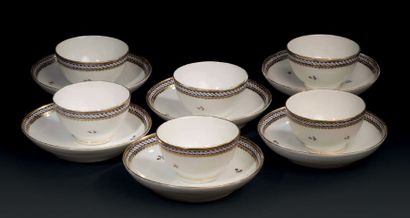 NYON (Suisse) Six bols à thé et six soucoupes en porcelaine à décor poly­chrome et...