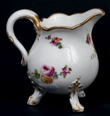 SÈVRES Pot à lait “à trois pieds“ en porcelaine dure à décor polychrome et or de...