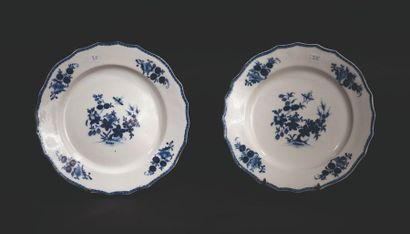 TOURNAI Deux assiettes à bord contourné en porcelaine tendre à décor en camaïeu bleu...