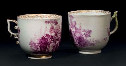 MEISSEN Deux tasses en porcelaine à décor en camaïeu pourpre de couples galants dans...