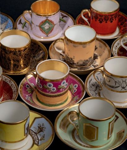 PARIS Trois tasses litron et leurs soucoupes en porcelaine
- Une à décor tournant...