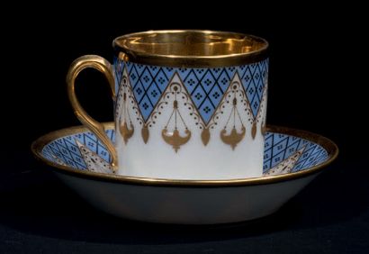 PARIS Tasse litron et sa soucoupe en porcelaine à décor polychrome sur la tasse et...