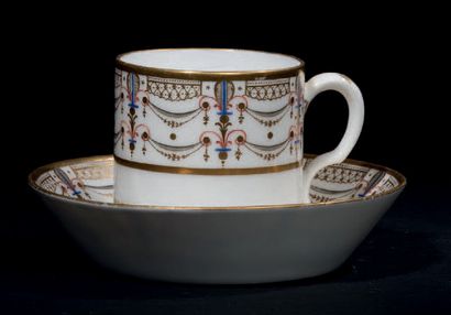 PARIS ou BORDEAUX Tasse litron et sa soucoupe en porcelaine dure à décor polychrome...