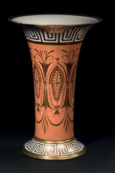 PARIS Vase jasmin à col évasé et base élargie en porcelaine à décor d'arabesques...