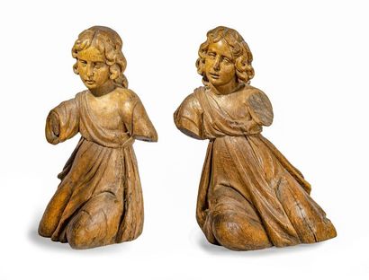 null Paire de bustes d'anges en bois naturel sculpté.
Nord de la France, XVIIème...