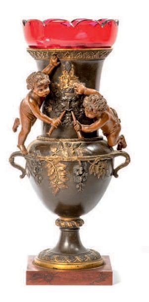 Attribué à Maturin MOREAU (1822 - 1912) Vase balustre en bronze à triple patine à...
