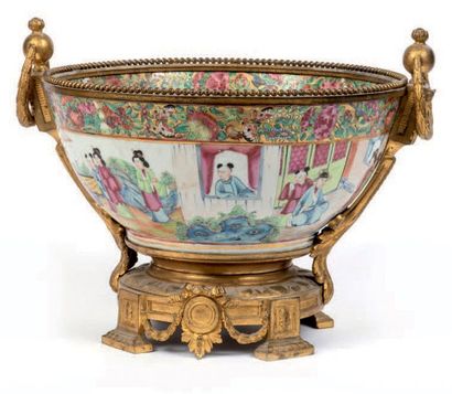 CHINE, Canton - XIXe siècle Bol en porcelaine émaillée polychrome à décor de dignitaires...