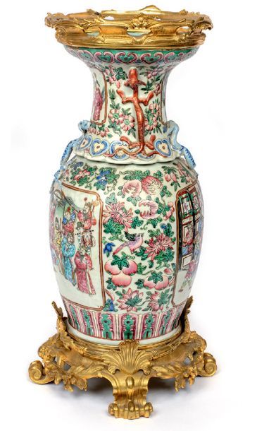 CHINE, Canton - XIXe siècle Vase de forme balustre en porcelaine émaillée polychrome...