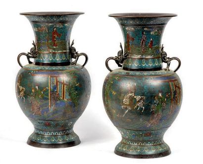 JAPON - Epoque MEIJI (1868 - 1912) Paire de vases balustres en bronze et émaux cloisonnés...