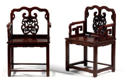 CHINE - XXème siècle Paire de fauteuils en bois, le dossier scuplté à décors de chauves-souris...