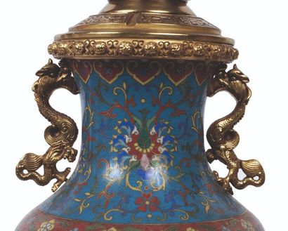 CHINE - XIXe siècle Paire de vases en bronze doré et émaux cloisonnés à décor d'oiseaux...