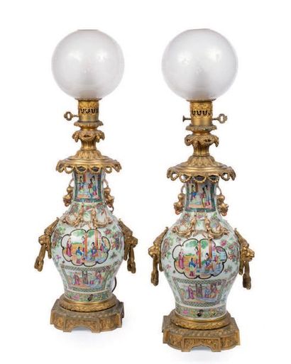 CHINE, Canton - XIXe siècle Paire de vases balustres en porcelaine décorée en émaux...