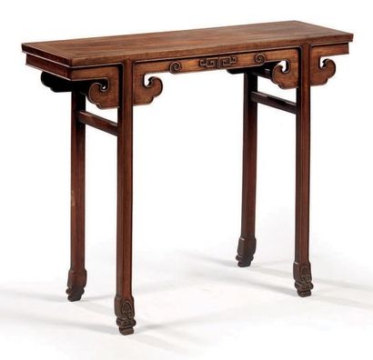 CHINE - XXème siècle Table d'appoint en bois de forme rectangulaire à décor sculpté...
