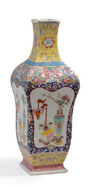 CHINE - Vers 1900 Vase de forme balustre à col étroit en porcelaine émaillée polychrome...