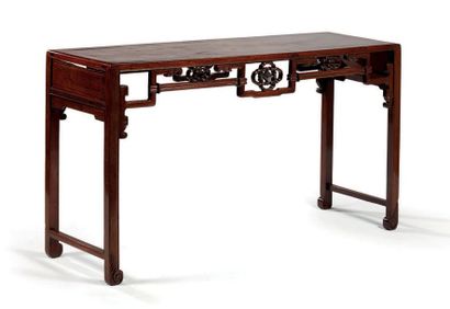 CHINE - XXème siècle Grande table de forme rectangulaire en bois la ceinture à décors...