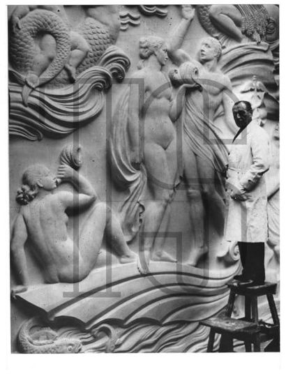 null Dix-sept photos retirages de qualité
Le sculpteur Pierre POISSON devant son...