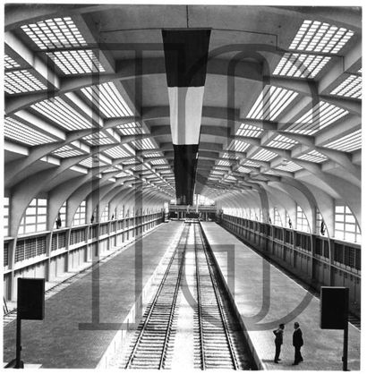  Treize photos retirages et originales inauguration, le 23 mai 1935, de la gare maritime...