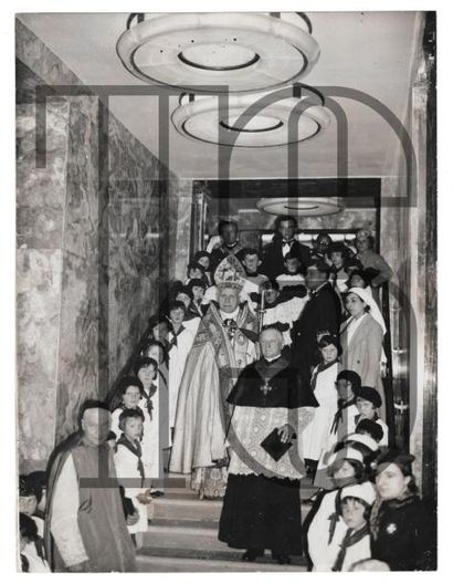 null Onze photos originales dont 7 par KEYSTONE, inauguration de la chapelle; théâtre;...