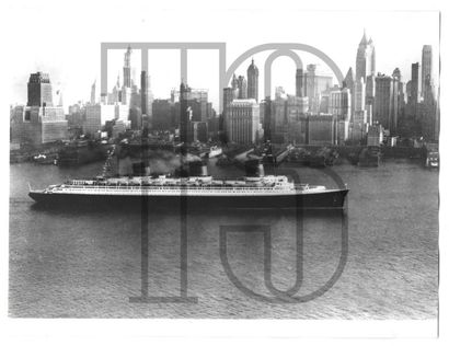 null Quinze photos retirages de qualité, Normandie quitte New York le 7 juin 1935;...