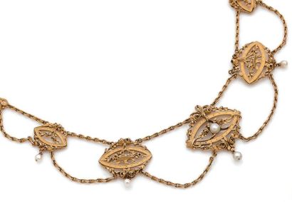 null Collier draperie en or jaune 18K (750°/00) à motifs de corbeilles fleuries ajourées...