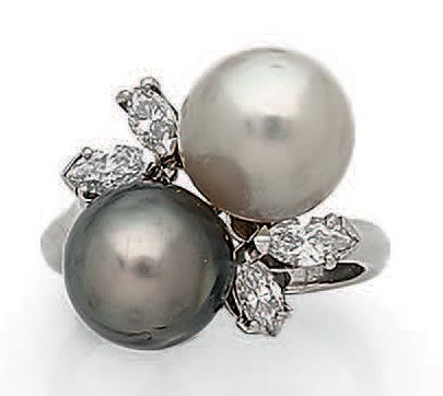 CHAUMET Bague Toi et Moi en platine (950°/00) ornée de deux perles fines blanche...