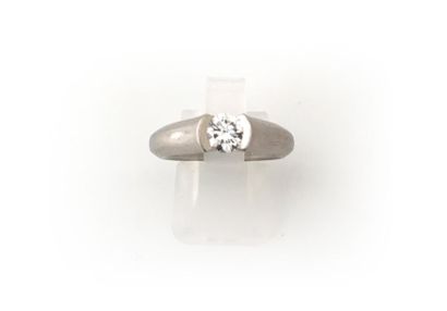 CARTIER Bague solitaire en platine (950°/00) sertie d'un diamant rond taillé en brillant...