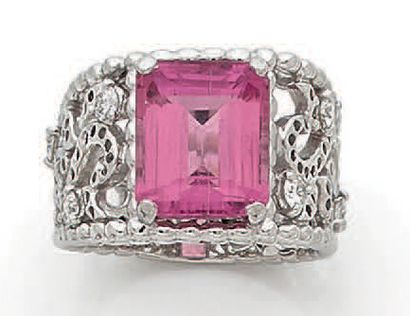 null Bague en or gris 18K (750°/00) ornée d'une tourmaline rose t. émeraude épaulée...