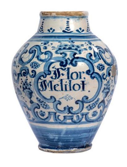 ESPAGNE - CATALOGNE Vase de pharmacie à décor en camaïeu bleu d'un cartouche surmonté...