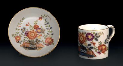 MEISSEN - Tasse litron et sa soucoupe en porcelaine à décor polychrome de fleurs...