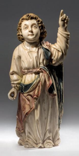 null * Enfant Jésus en ivoire sculpté en ronde-bosse avec rehauts de polychromie...