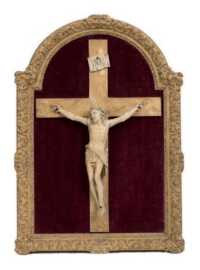 null * Tableau crucifix avec Christ en ivoire sculpté.
Tête tournée vers la gauche...