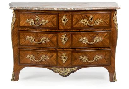 null Commode tombeau en placage de bois de violette dans des encadrements d'amarante....