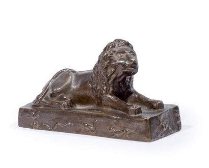 null Statuette en bronze patiné représentant un lion couché.
Monogrammée A.M.
Fin...