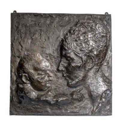 Georges AUBERT, actif XXeme siècle Jean-Claude et sa mère
Plaque en bronze patiné,...