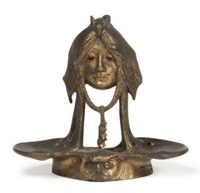 GEORGES FLAMAND (1895-1925) Veilleuse en bronze ciselé et doré à décor d'un masque...