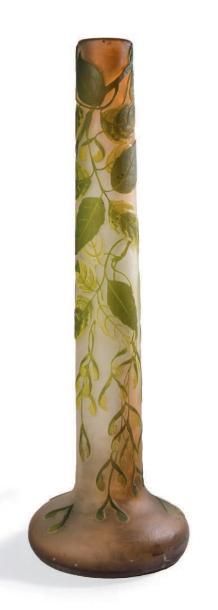 ÉTABLISSEMENTS GALLÉ Important vase soliflore en verre doublé à décor dégagé à l'acide...