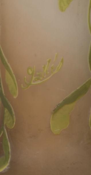 ÉTABLISSEMENTS GALLÉ Important vase soliflore en verre doublé à décor dégagé à l'acide...