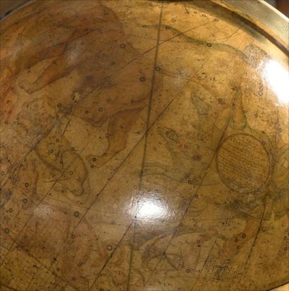  Paire de globes terrestre et céleste par CARY Pieds tripodes en acajou, tables équatoriales...