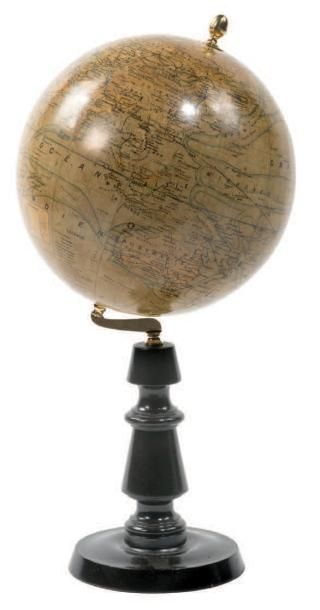  Globe terrestre de bureau Monture inclinée sur pied en bois noir. Signé J.FOREST...