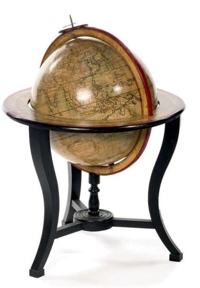  Globe terrestre en carton et papier gravé. Pied tripode en bois noirci. Le globe...
