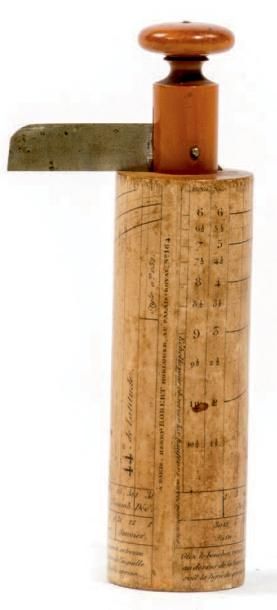 null Cadran solaire cylindrique, dit «cadran de berger» en bois et papier gravé.
Signé...