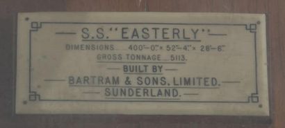 null Maquette d'armateur dans sa vitrine en acajou d'un cargo mixte «SD EASTERLY»...