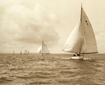 BERKEN and Son Paire de photographies représentant une course de voiliers
22 x 28,5...