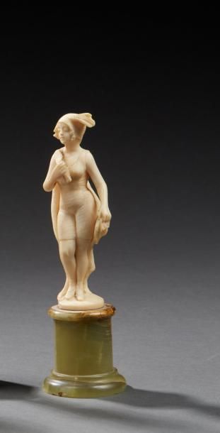 M.CADERAS (XIX-XXème) 
* Paire de statuettes en ivoire sculptées.
Signées «M Caderas».
Vers...