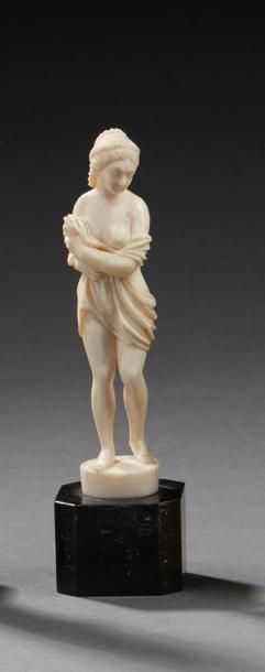 J.CANAVA (XIX-XXème) 
* Sculpture en taille directe sur ivoire figurant une jeune...